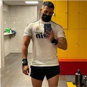 Personal Trainer imparte clases de entrenamiento funcional o sesiones de entrenamiento en gimnasio